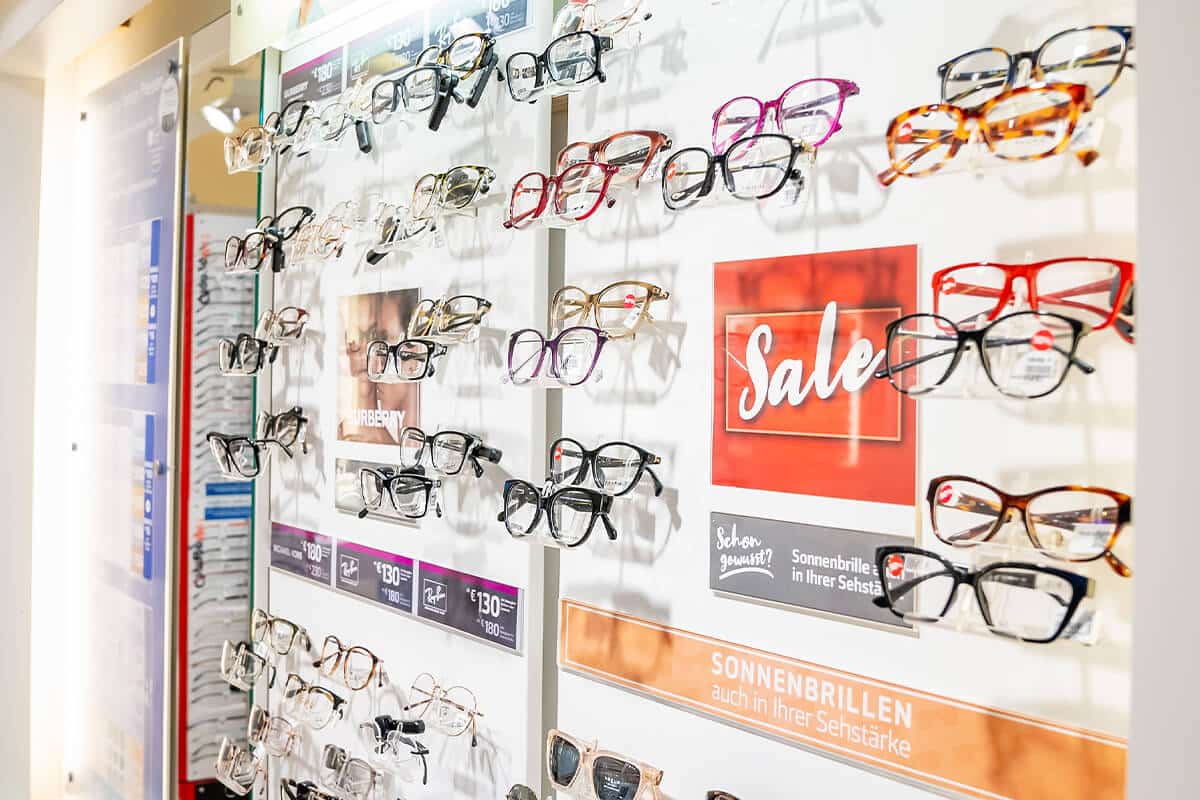 Mehrere Reihen mit verschiedenen Brillenfassungen in unterschiedlichen Farben und Formen