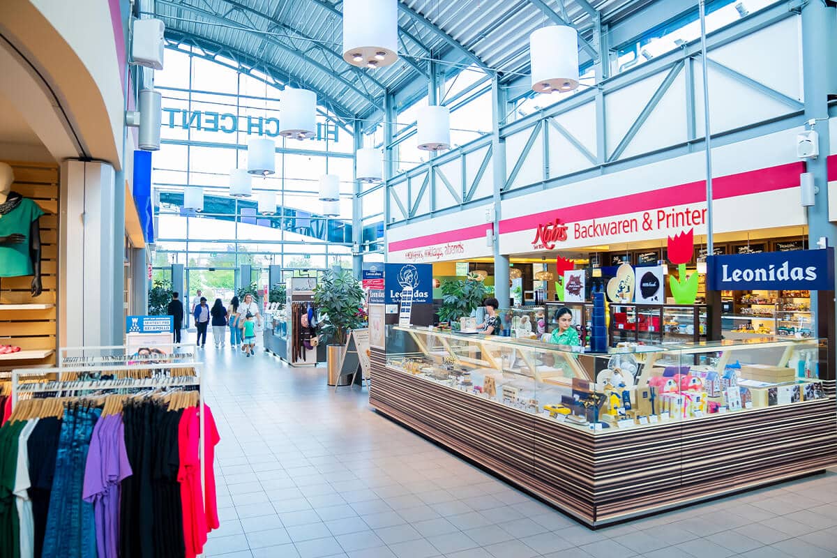 Helle Innenansicht mit mehreren Verkaufsständen