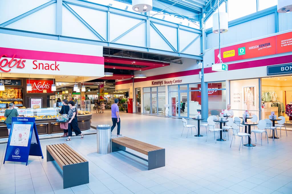 Hirsch Center Innenansicht mit Sitzbänken, mehreren Imbissständen und Personen