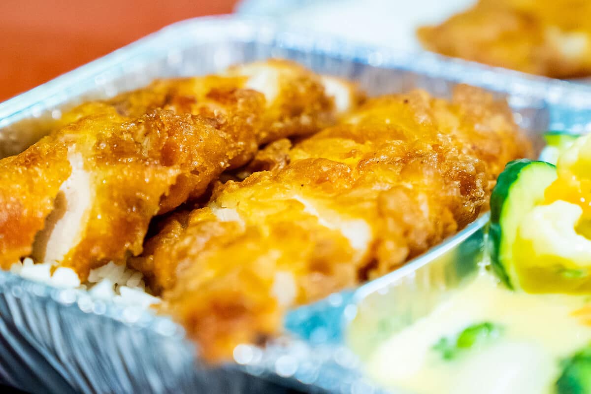 Mehrere goldbraun panierte Fleisch in einer Aluminium-Schale