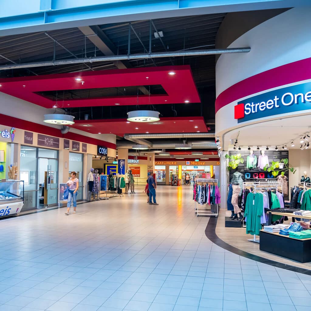 Innenansicht mit mehreren Bekleidungsgeschäften