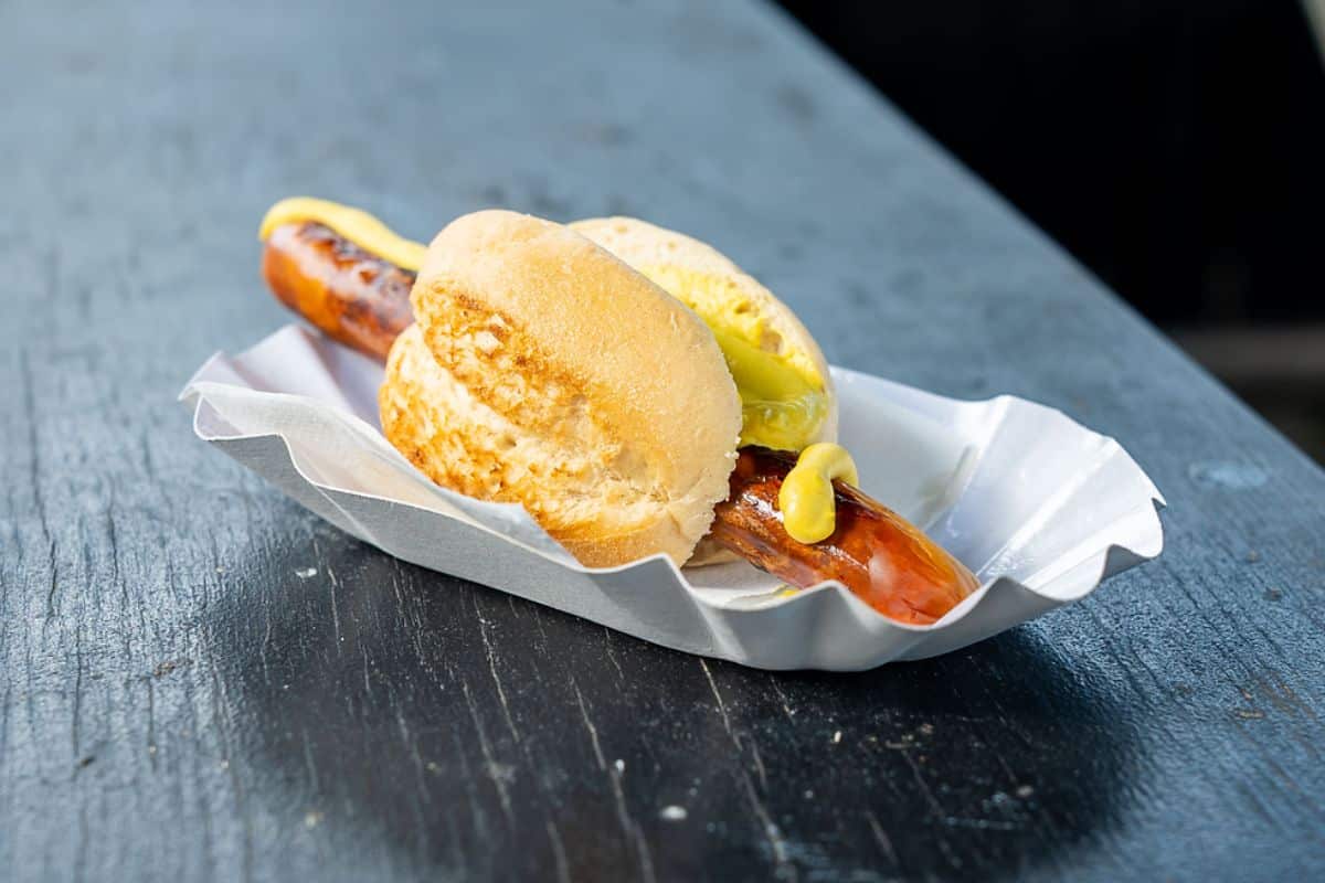 Nahaufnahme einer Bratwurst mit Brötchen