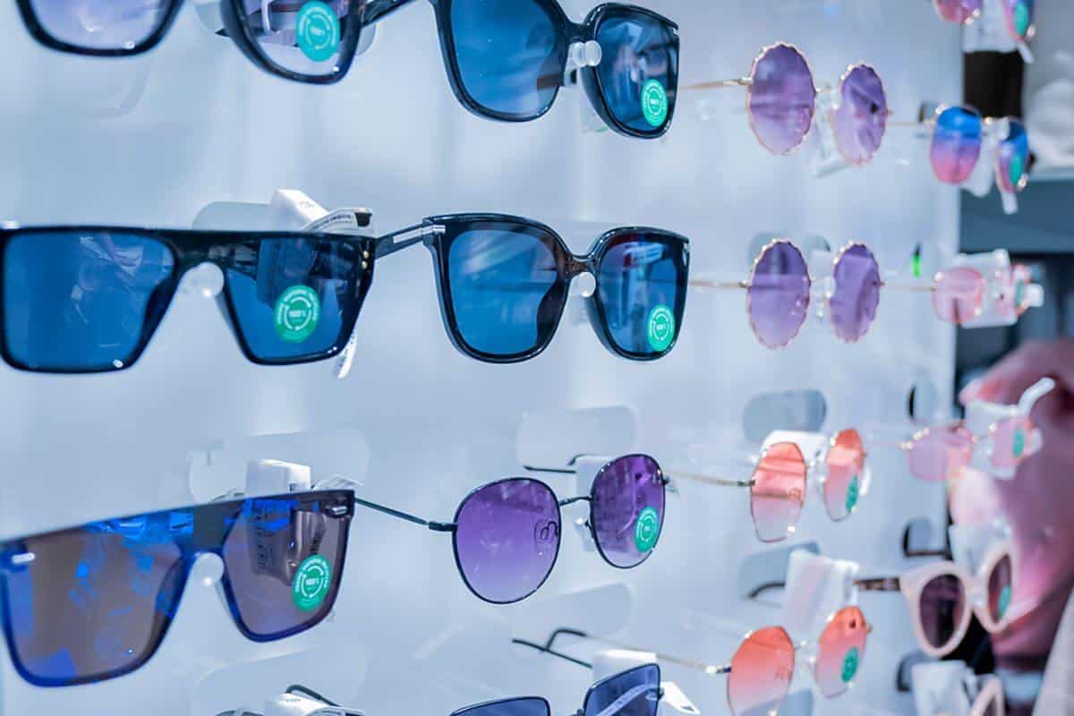 Mehrere Sonnenbrillen-Reihen mit unterschiedlichen Rahmenformen