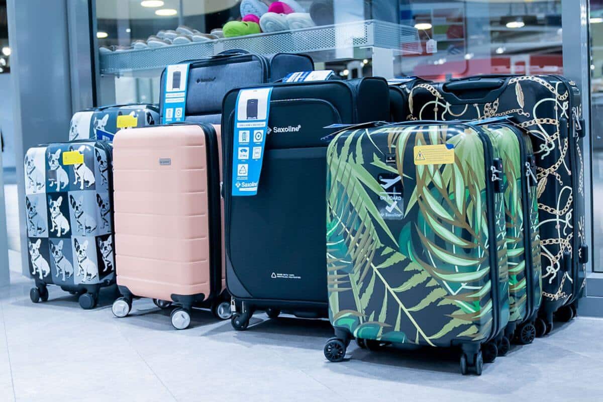 Mehrere Hartschalenkoffer in verschiedenen Farben und Mustern