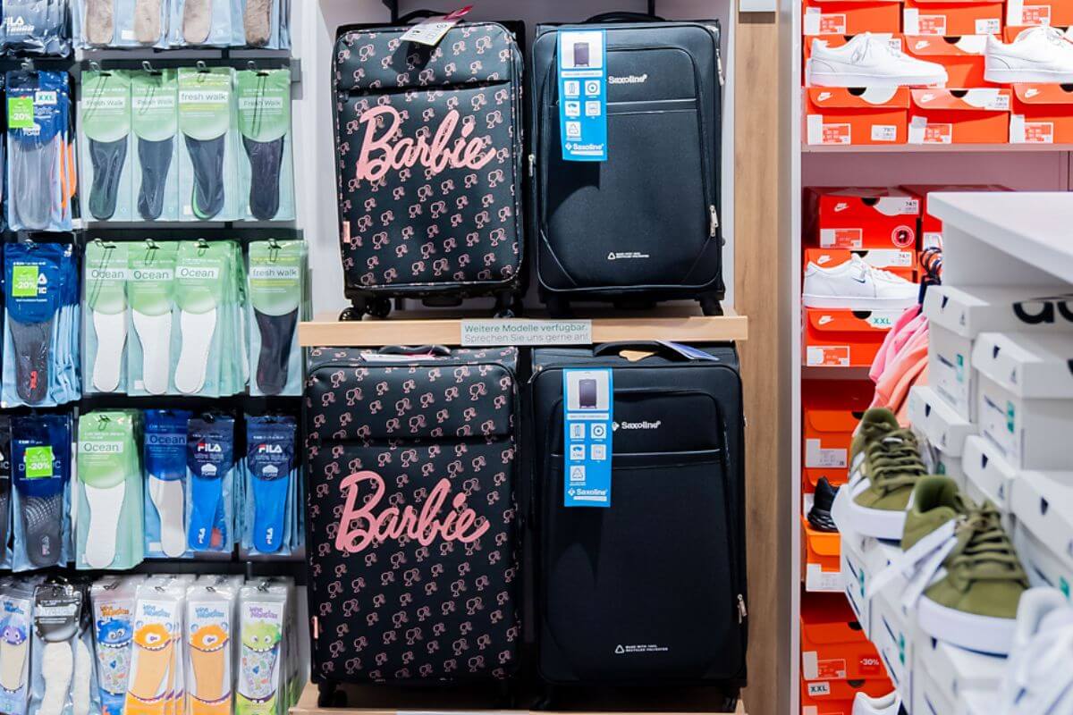 Nahaufnahme von zwei Barbie-Koffern mit schwarzem Grund und pinkfarbenem Schriftzug