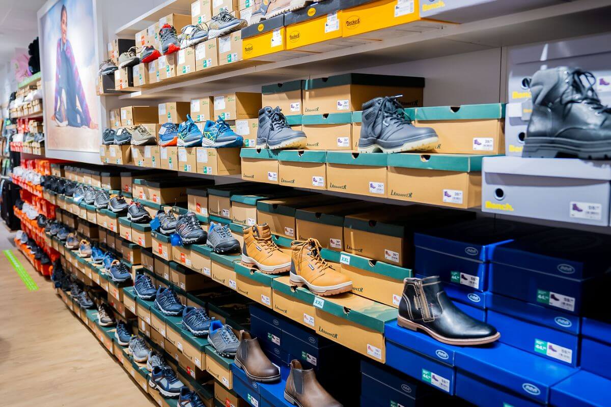 Regale mit Schuhkartons und Wanderschuhen und Stiefeln