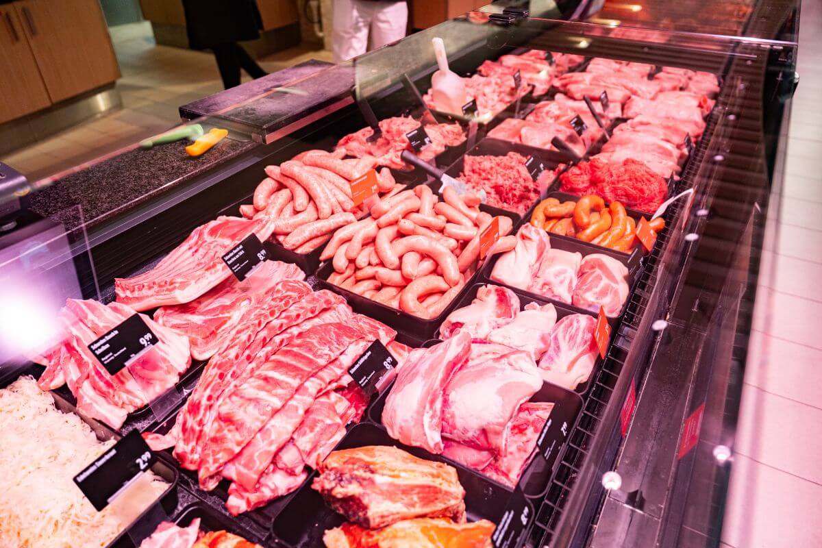 Fleischtheke mit einer großen Auswahl an rohem Fleisch und Wurstwaren