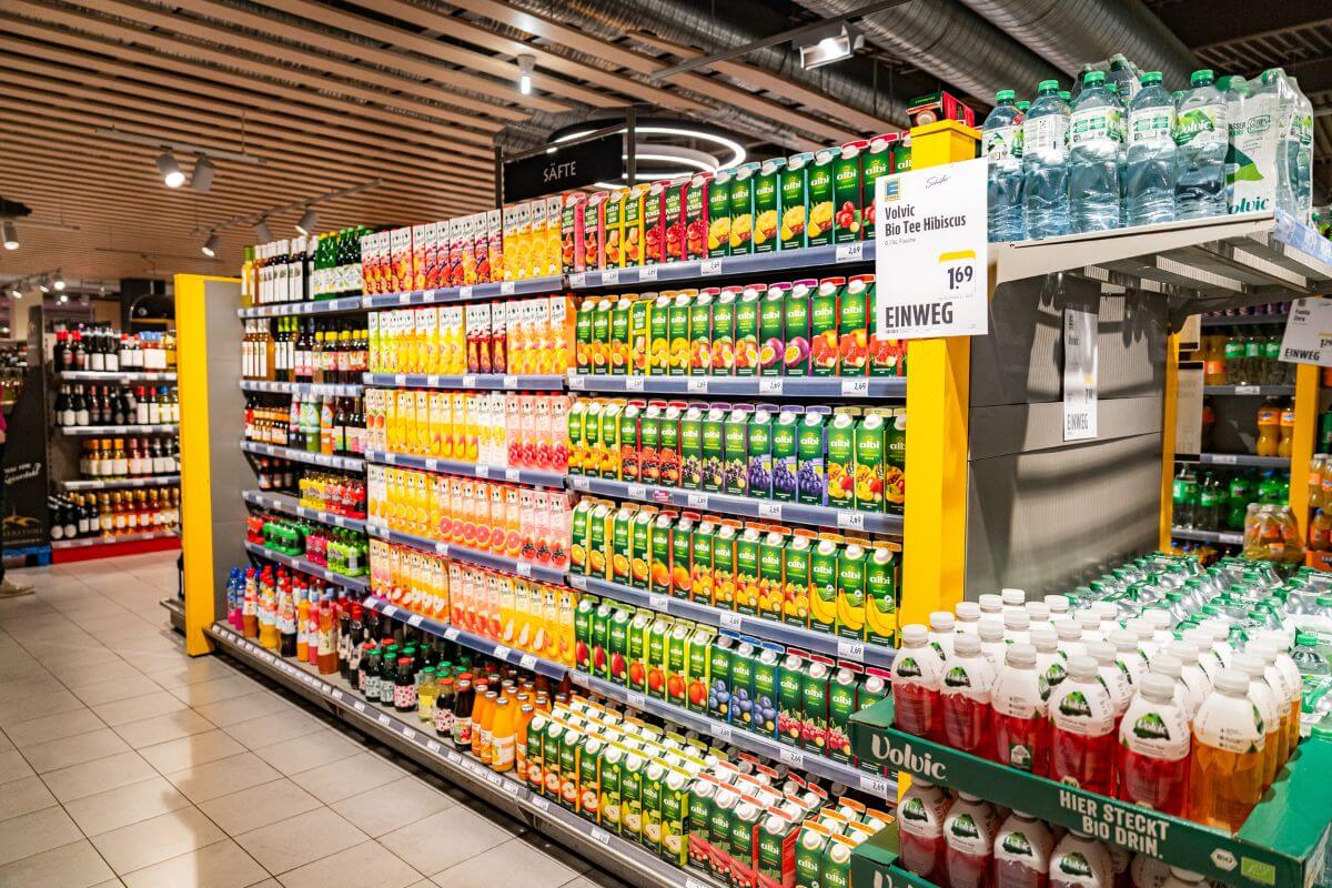 Getränkeregal mit einer großen Auswahl an Säften und in Tetrapacks