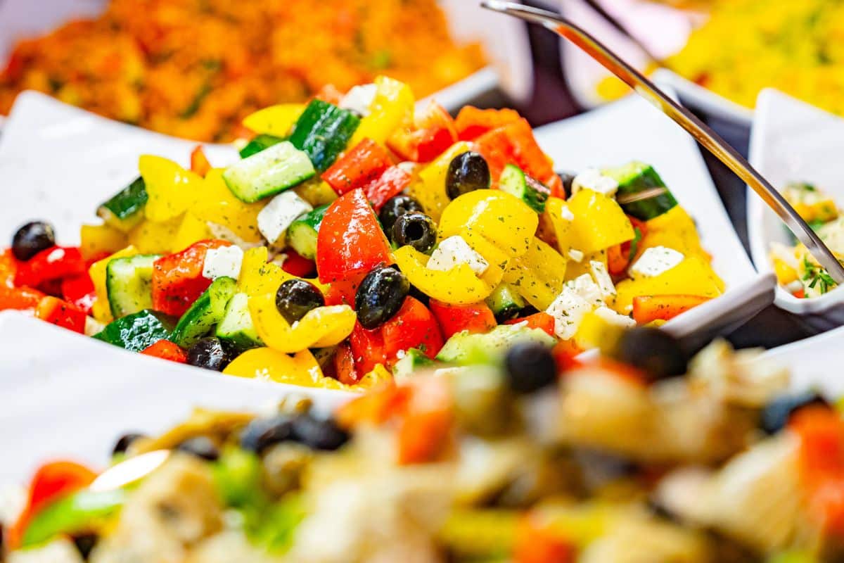 Nahaufnahme einer Schale mit buntem, griechischem Salat