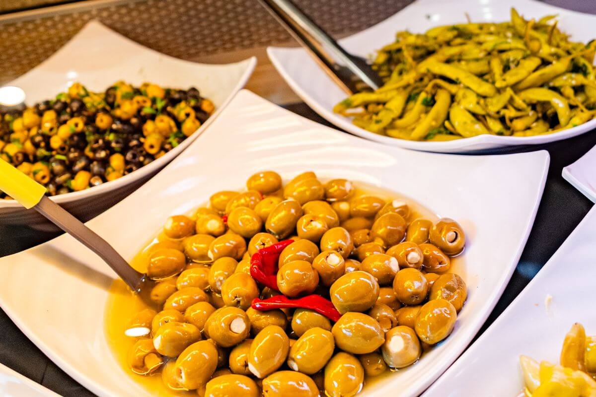 Nahaufnahme von drei Schalen mit mediterranen Antipasti