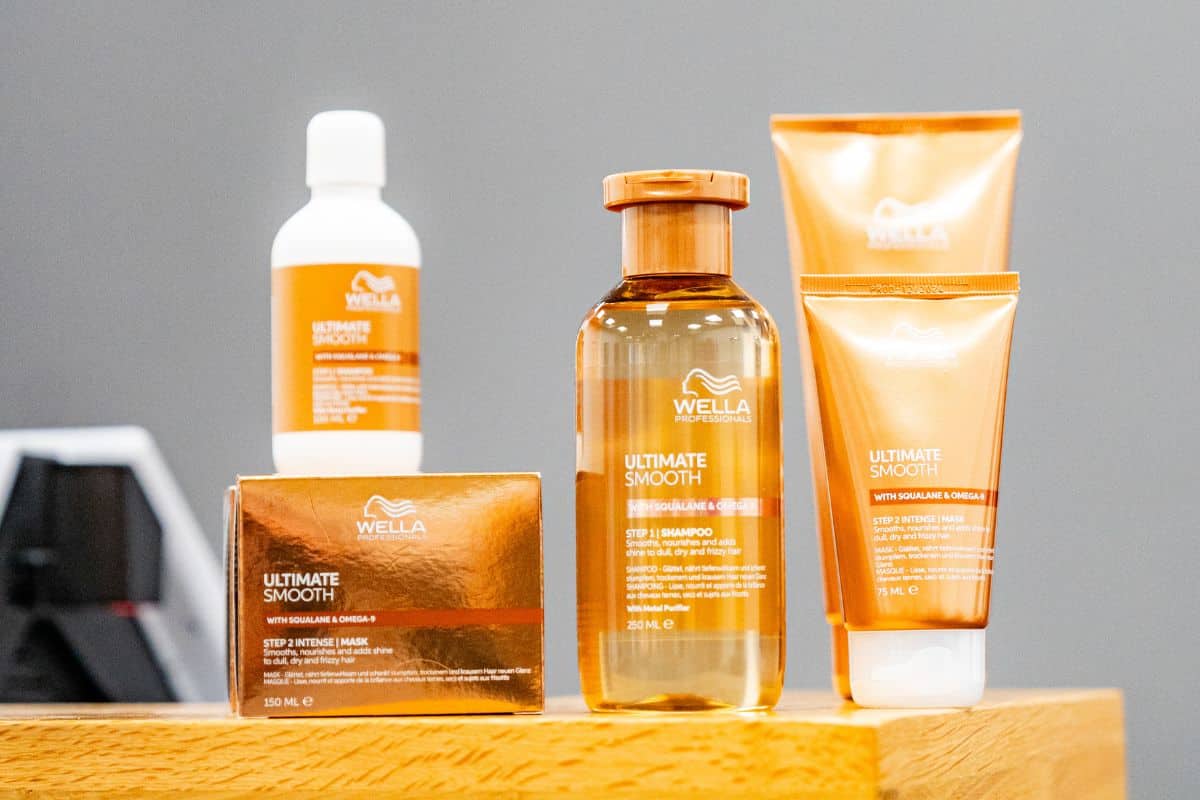 Nahaufnahme von fünf Haarpflegeprodukten der Marke Wella Professionals