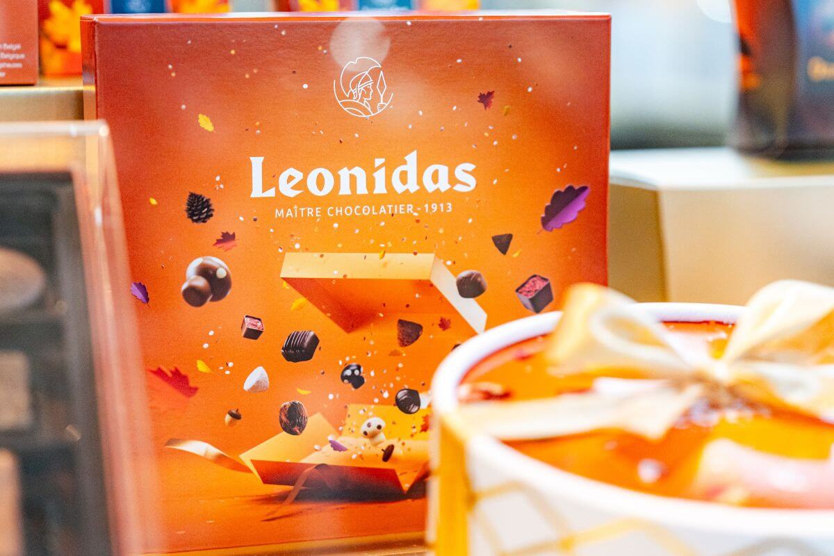 Nahaufnahme einer herbstlich gestalteten Pralinenverpackung von Leonidas