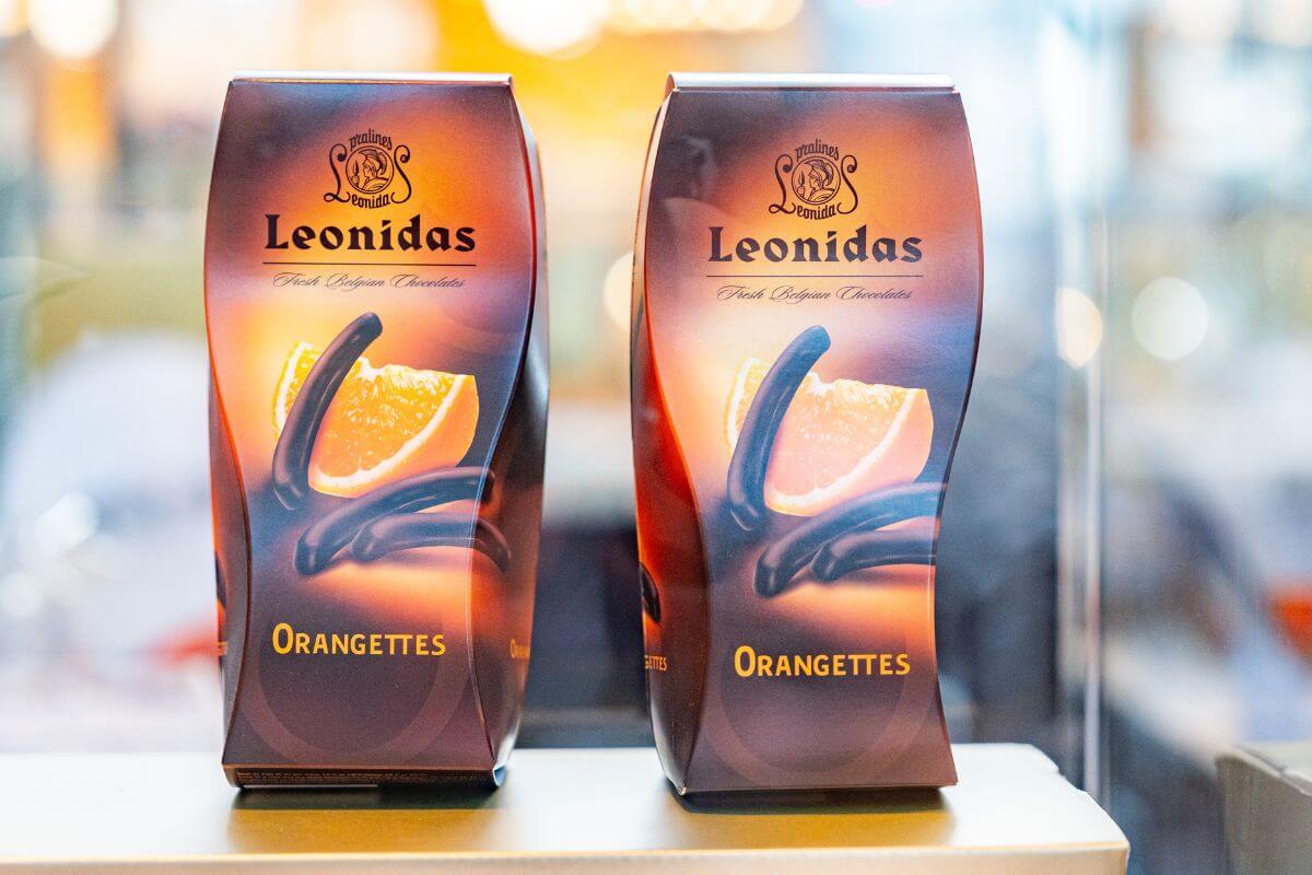 Zwei Packungen „Orangettes“ in einem Schaufenster