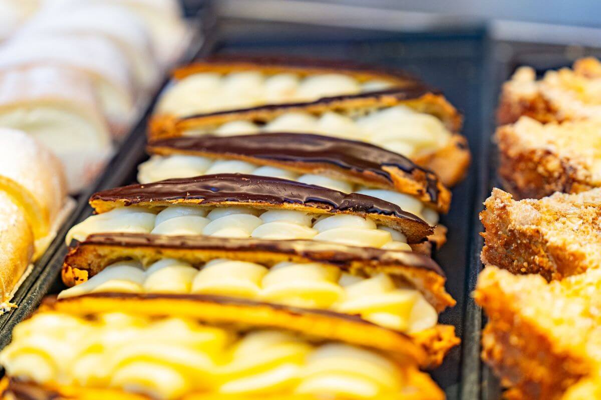 Nahaufnahme einer Auslage mit gefüllten Eclairs