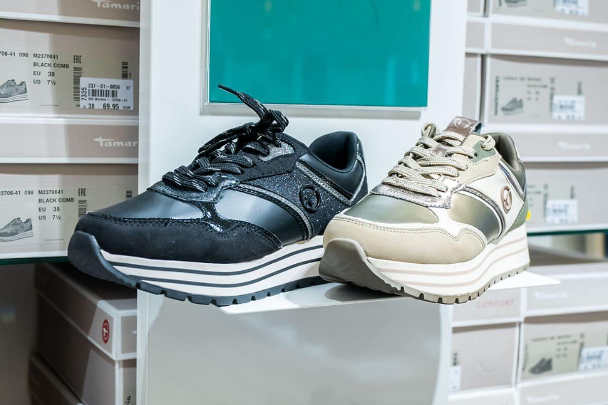 Nahaufnahme von einem schwarzen und beigen Sneaker