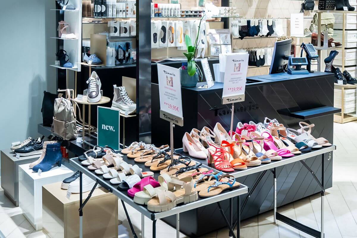 Verkaufstisch mit einer farbenfrohen Auswahl an Sommerschuhen