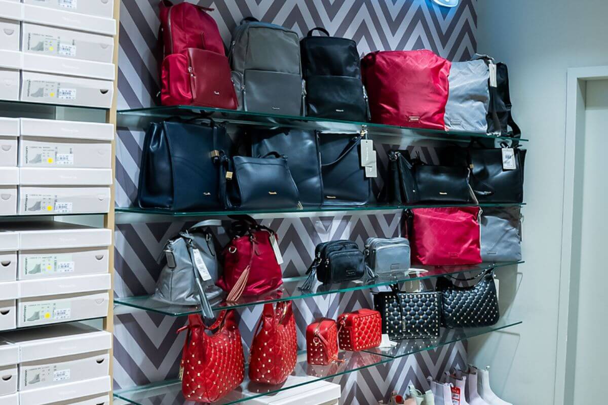 Regal mit einer Auswahl an Damenhandtaschen und Rucksäcken