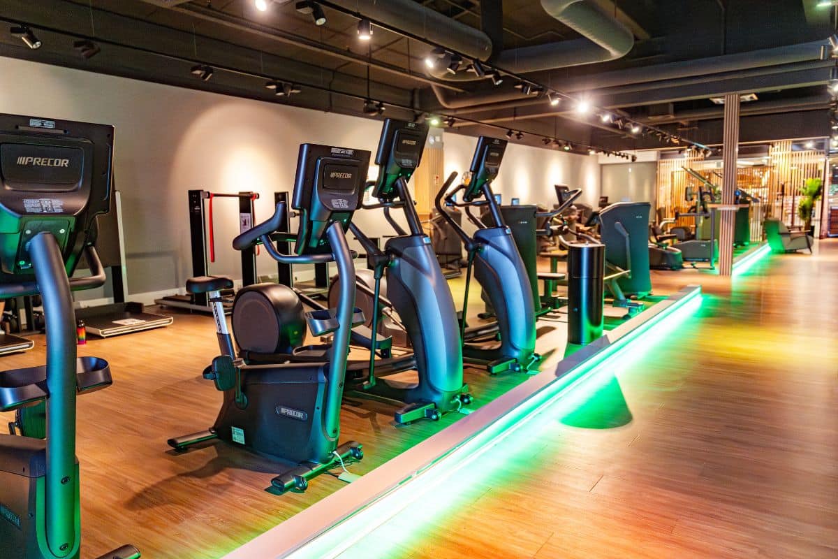 Vitafit moderne Innenansicht mit mehreren Crosstrainern und Fitnessgeräten