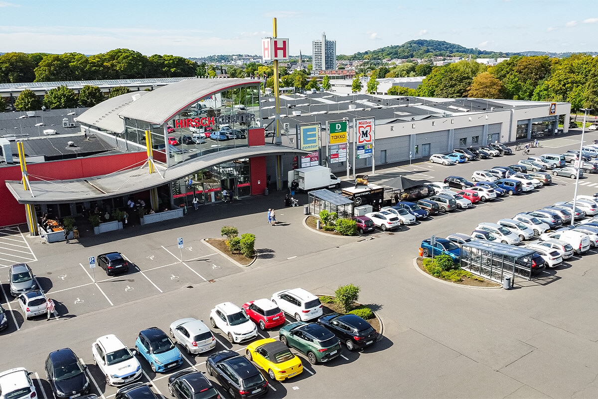 Großer Parkplatz mit vielen geparkten Autos vor dem Hirsch Center