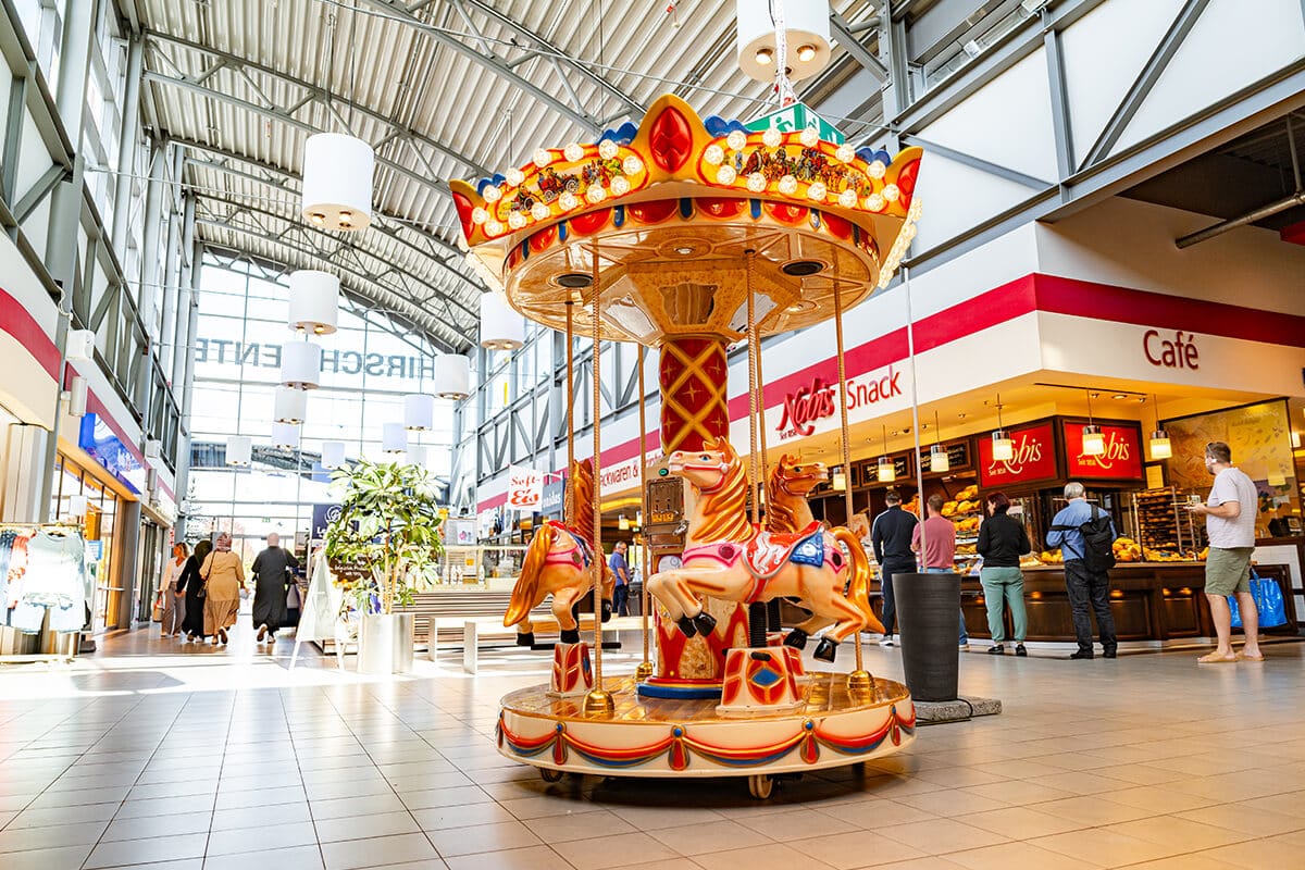 Kinderkarussell mit bemalten Holzpferden