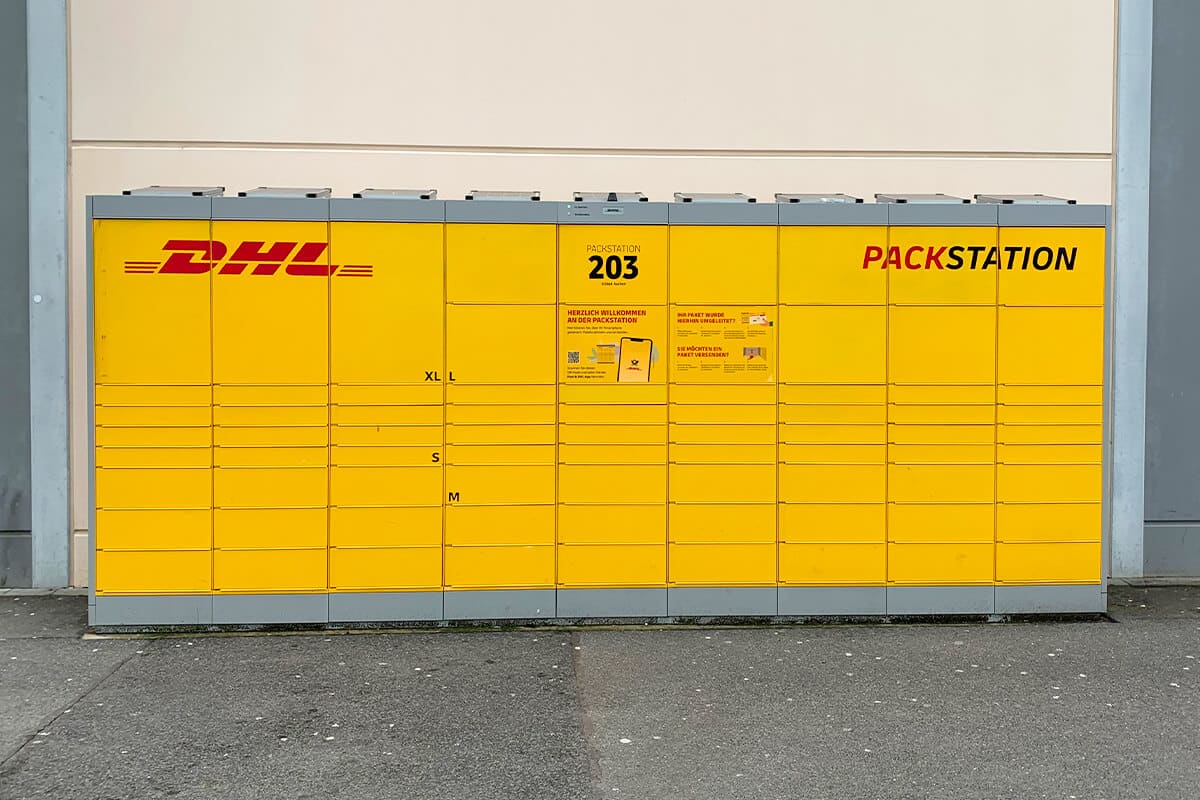 Gelbe DHL Packstation mit mehreren unterschiedlich großen Fächern